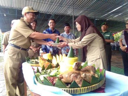 LURAH DESA DLINGO MENGHADIRI PERINGATAN HARI ULANG TAHUN SMA N I YANG KE 20 